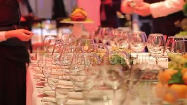 服务员被安排酒杯、餐厅的宴会桌、宴会桌上的空杯、新年